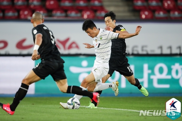 [서울=뉴시스] 전북 현대 공격수 한교원이 돌파를 시도하고 있다. (사진=프로축구연맹 제공)