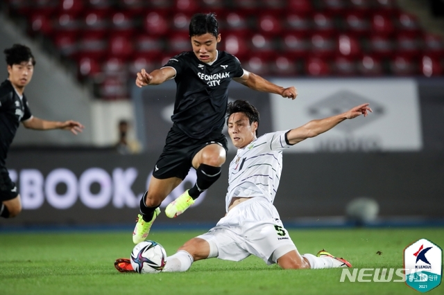 [서울=뉴시스] 성남FC 홍시후가 전북 현대 백승호와 경합 중이다. (사진=프로축구연맹 제공)