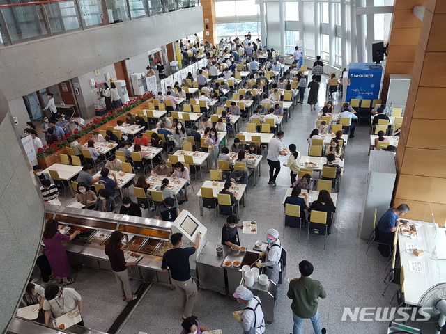 [용인=뉴시스]신정훈 기자=용인시청 공무원들이 구내식당에서 점심을 먹고 있는 모습. 