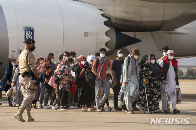 [마드리드=AP/뉴시스] 아프가니스탄에서 대피한 아프간 사람들이 23일(현지시간) 스페인 마드리드의 토레혼 공군 기지에 도착해 항공기에서 내려 도보로 이동하고 있다. 2021.08.24.
