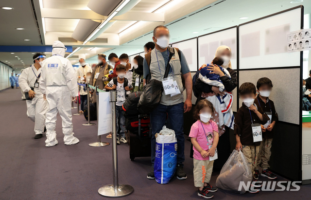 [인천공항=뉴시스] 사진공동취재단 = 아프가니스탄 현지 조력자와 가족들이 지난 26일 오후 한국으로 이송하는 ‘미라클 작전’을 통해 인천국제공항을 통해 입국하고 있다. 2021.08.26. photo@newsis.com