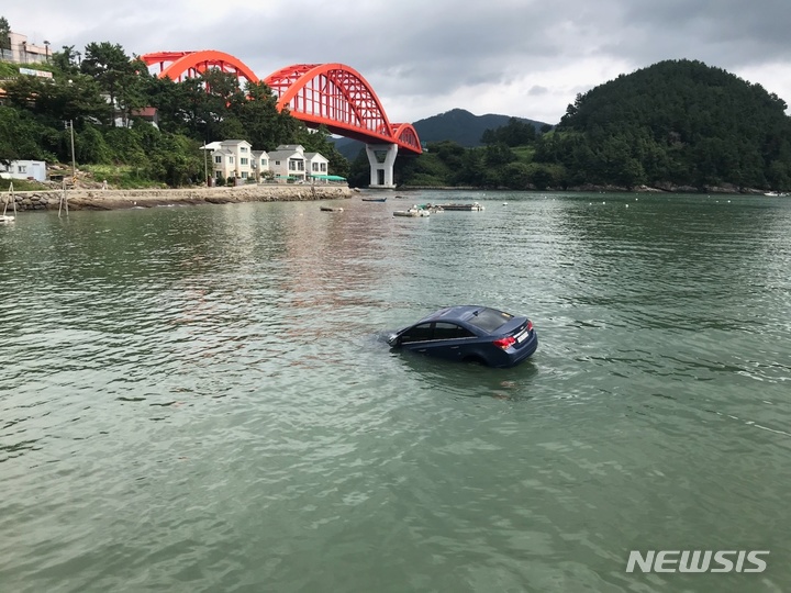 남해서 승용차 바다로 추락…인명피해 없어