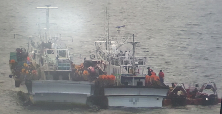 화재사고가 난 어선(오른쪽)에 인근 어선(왼쪽)이 구난 지원에 나서고 있다.(사진=태안해양경찰서 제공) *재판매 및 DB 금지
