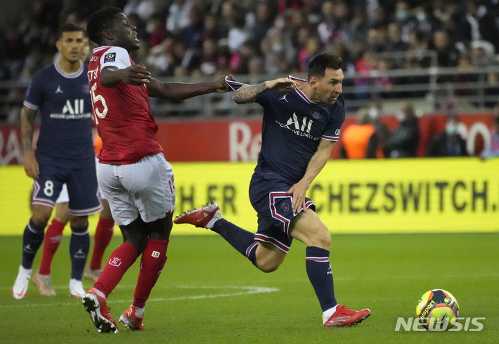 [랭스=AP/뉴시스]리오넬 메시가 교체로 파리생제르맹(PSG) 데뷔전을 치렀다. 2021.08.29.