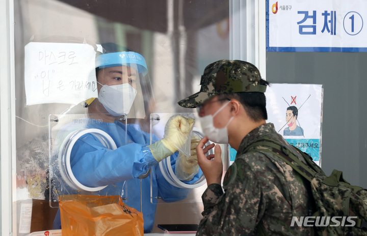 [서울=뉴시스] 이영환 기자 = 30일 오전 서울 중구 서울역광장에 마련된 코로나19 임시선별검사소에서 한 장병이 검사를 받고 있다. 2021.08.30. 20hwan@newsis.com