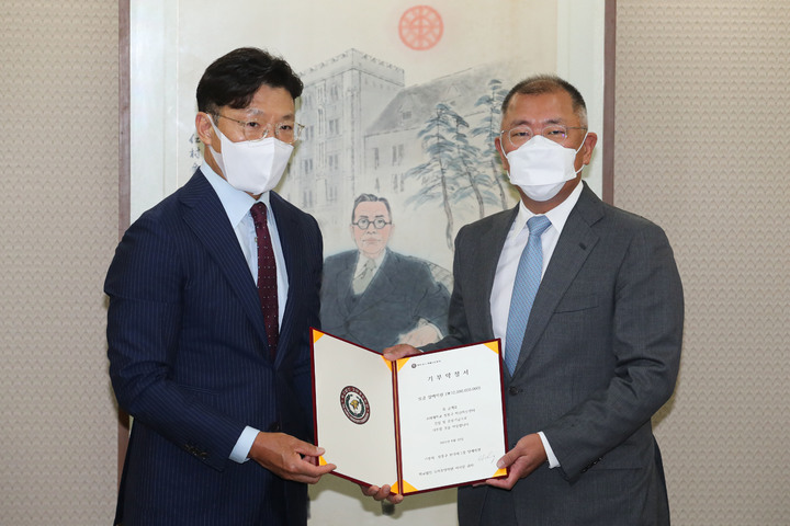 [서울=뉴시스] 권창회 기자 = 정의선 현대자동차 회장(오른쪽), 김재호 고려중앙학원 이사장이 31일 오후 서울 성북구 고려대학교에서 열린 기부금 약정 체결식에서 기념촬영을 하고 있다. 현대자동차그룹은 고려대학교의료원에 추진 중인 '정몽구 백신혁신센터' 설립을 위해 100억원을 기부한다. 2021.08.31. kch0523@newsis.com