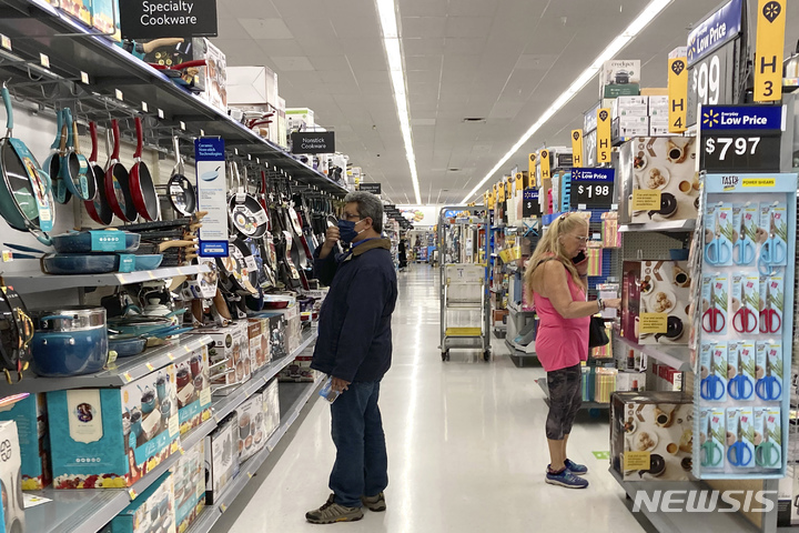 [일리노이(미국)=AP/뉴시스]지난해 5월 미국 일리노이주 버논힐스 소재 월마트 매장에서 소비자들이 쇼핑을 하고 있다. 2022.02.18.photo@newsis.com