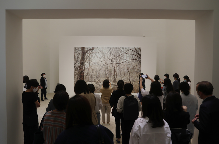 [서울=뉴시스] 고승민 기자 = 2일 서울 국립현대미술관에서 열린 'MMCA 현대차 시리즈 2021 : 문경원&전준호-미지에서 온 소식, 자유의 마을'에서 취재진이 간담회 후 작품명 '풍경'을 살펴보고 있다. 2021.09.02. kkssmm99@newsis.com