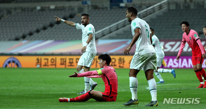 [서울=뉴시스] 추상철 기자 = 2일 오후 서울 마포구 서울월드컵경기장에서 열린 '2022 FIFA 카타르 월드컵 아시아지역 최종예선 A조 1차전' 대한민국과 이라크의 경기. 손흥민이 심판판정에 항의하고 있다. 2021.09.02. scchoo@newsis.com