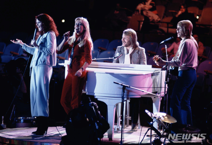 [뉴욕=AP/뉴시스]1979년 1월9일 뉴욕에서 열린 NBC-TV 스페셜 '더 뮤직 포 유니세프 콘서트' 녹화 당시 아바의 모습. 스웨덴의 전설적인 팝그룹 아바(ABBA)의 앨범이 40년만에 처음으로 발표된다. 또 아바가 '댄싱 퀸'을 연주하고 노래하는 콘서트 장면도 완전히 디지털화한 모습으로 선보이게 된다. 2021.9.3