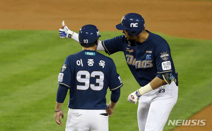 [서울=뉴시스] 김선웅 기자 = 3일 오후 서울 송파구 잠실야구장에서 열린 2021 프로야구 NC 다이노스와 LG 트윈스의 경기, 4회초 무사 NC 알테어가 중견수 왼쪽 1루타를 날린 후 기뻐하고 있다. 2021.09.03. mangusta@newsis.com