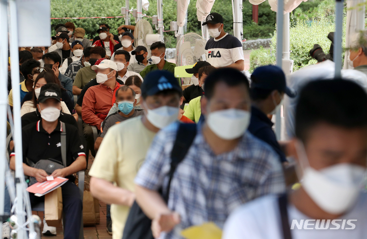 [서울=뉴시스] 조성우 기자 = 외국인 노동자들이 지난달 5일 오후 서울 구로구 예방접종센터에서 백신 접종 받기 위해 대기하고 있다. 2021.09.05. xconfind@newsis.com