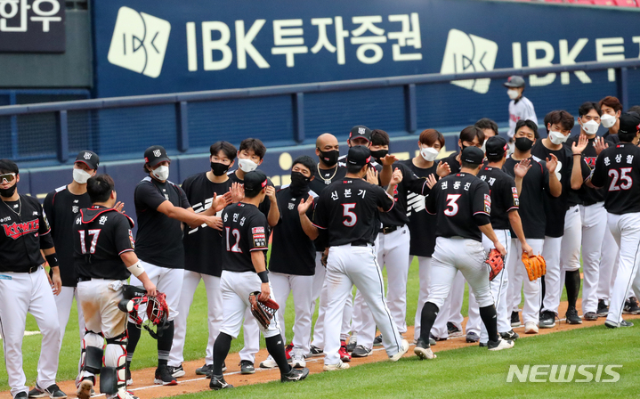 [서울=뉴시스] 배훈식 기자 = 5일 오후 서울 송파구 잠실야구장에서 열린 2021 프로야구 LG 트윈스와 KT 위즈의 경기, 11대 0으로 승리한 KT 선수들이 하이파이브를 하고 있다. 2021.09.05. dahora83@newsis.com