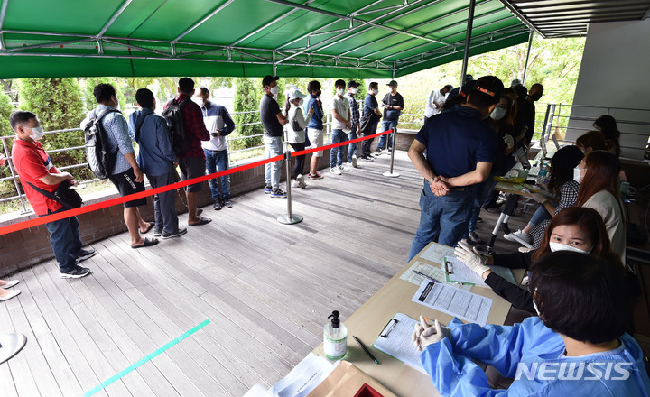 [대구=뉴시스] 이무열 기자 = 6일 오전 대구 달서구 보건소에서 국내 거주중인 30세 이상 외국인들 대상으로 얀센 백신 접종이 시작됐다. 이날 백신 접종을 받기 위해 외국인들이 대기하고 있다. 2021.09.06. lmy@newsis.com