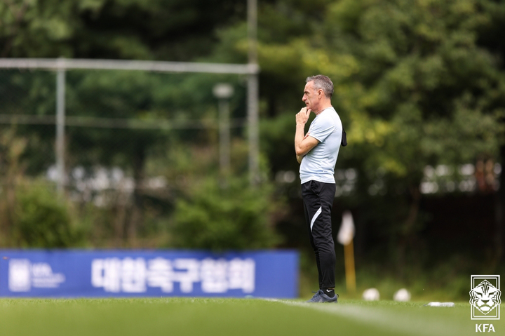 [서울=뉴시스] 남자축구대표팀 파울루 벤투 감독이 6일 경기도 파주시 파주트레이닝센터(NFC)에서 선수들의 훈련 모습을 지켜보고 있다. (사진=대한축구협회 제공) 2021.09.06. photo@newsis.com *재판매 및 DB 금지