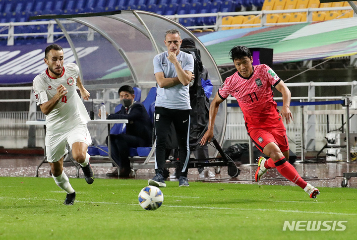 [수원=뉴시스] 백동현 기자 = 7일 오후 경기 수원시 수원월드컵경기장에서 열린 '2022 FIFA 카타르 월드컵 아시아지역 최종예선 A조 2차전' 대한민국과 레바논의 경기, 황희찬이 돌파하고 있다. 2021.09.07. livertrent@newsis.com