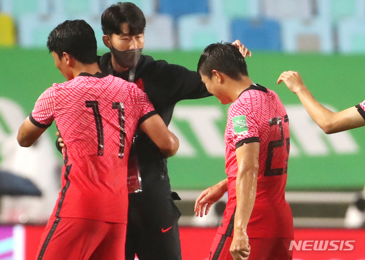 [수원=뉴시스] 정병혁 기자 = 7일 오후 경기 수원시 수원월드컵경기장에서 열린 '2022 FIFA 카타르 월드컵 아시아지역 최종예선 A조 2차전' 대한민국과 레바논의 경기, 대한민국 손흥민이 결승골을 넣은 권창훈에게 격려하고 있다. 2021.09.07. jhope@newsis.com