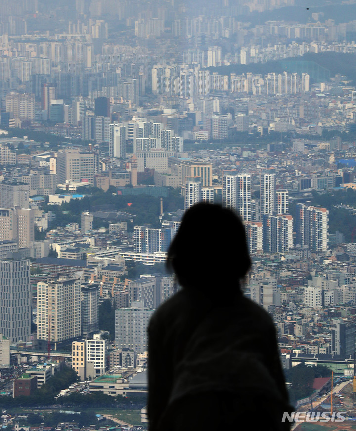 [서울=뉴시스] 백동현 기자 = 10일 오전 서울 송파구 롯데월드타워 전망대 서울스카이에서 서울 시내 아파트 단지 모습이 보이고 있다. 2021.09.10. livertrent@newsis.com