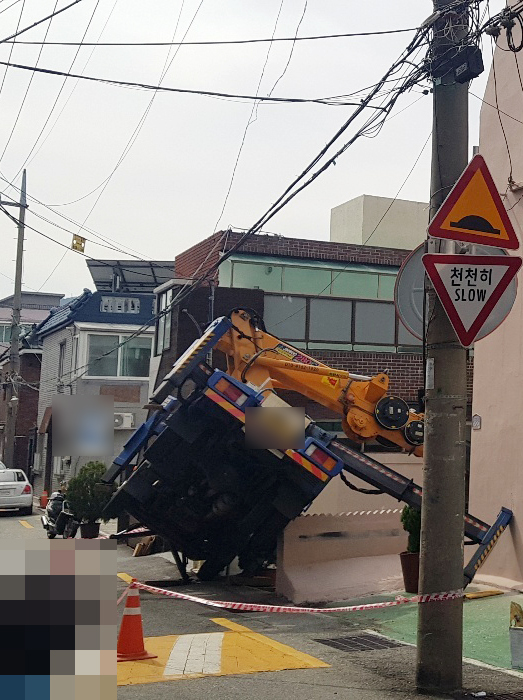 이동식 크레인 전도, 높이 7m 바스켓 작업자 부상