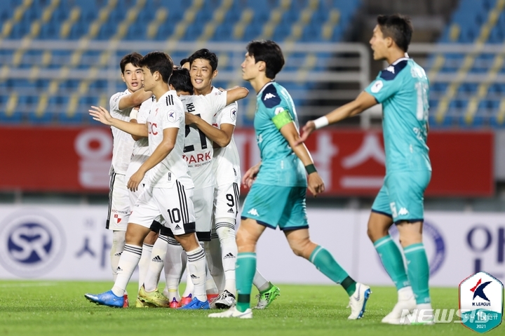 [서울=뉴시스] K리그2 부산 아이파크 안병준 18호골. (사진=프로축구연맹 제공)