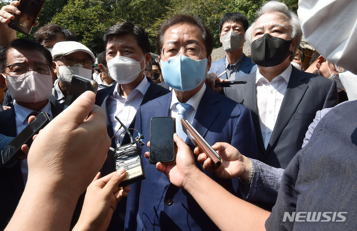 [구미=뉴시스] 이무열 기자 = 홍준표 국민의힘 대선 경선 후보가 12일 오전 경북 구미시 상모동 박정희 전 대통령 생가를 찾아 분향을 마친 뒤 취재진 질문에 답하고 있다. 2021.09.12. lmy@newsis.com