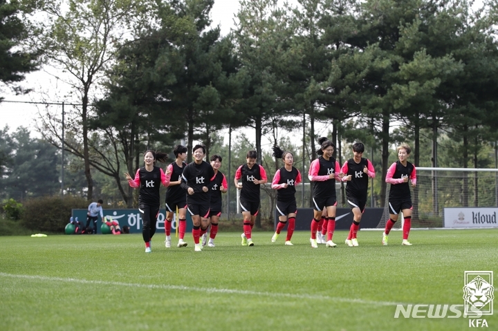 [서울=뉴시스] 훈련 중인 여자축구대표팀. (사진=대한축구협회 제공)