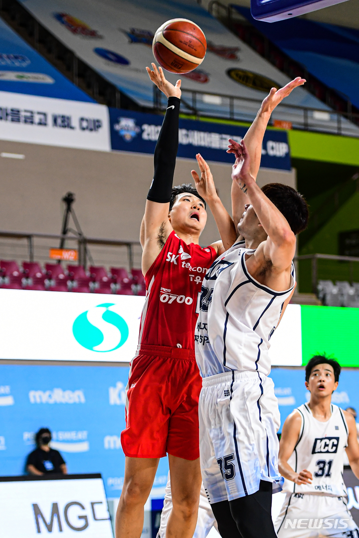 [서울=뉴시스] 서울 SK 안영준이 슛을 시도하고 있다. (사진=KBL 제공)