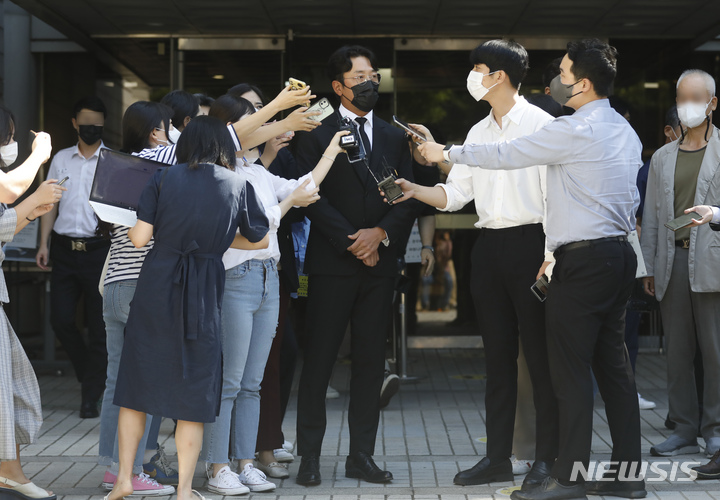 [서울=뉴시스] 고승민 기자 = 프로포폴 투약(마약류관리법 위반) 혐의로 1심에서 벌금 3,000만원을 선고받은 배우 하정우가 14일 서울중앙지방법원에서 열린 선고 공판을 마친 뒤 법원을 나서고 있다. 2021.09.14. kkssmm99@newsis.com