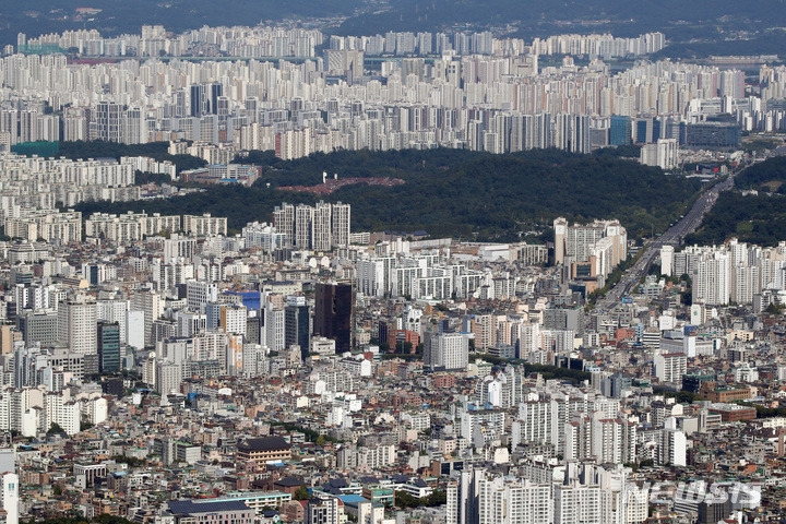 [서울=뉴시스] 김병문 기자 = 14일 오전 서울 송파구 롯데월드타워 전망대 서울스카이에서 서울 시내 아파트 단지 모습이 보이고 있다. 홍남기 경제부총리 겸 기획재정부 장관은 지난 13일 올해 하반기 대출을 쥐어짤 수 밖에 없다며 다주택자 대출과 투기 의심 대출을 강하게 관리하겠다고 말했다. 2021.09.14. dadazon@newsis.com