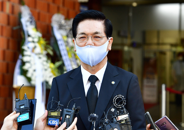 [서울=뉴시스] 이영훈 여의도순복음교회 담임목사가 15일 서울 여의도순복음교회 대성전 1층 베다니홀에 마련된 빈소앞에서 기자들과 인터뷰하고 있다. (사진=국민일보 제공) 2021.09.15. photo@newsis.com *재판매 및 DB 금지