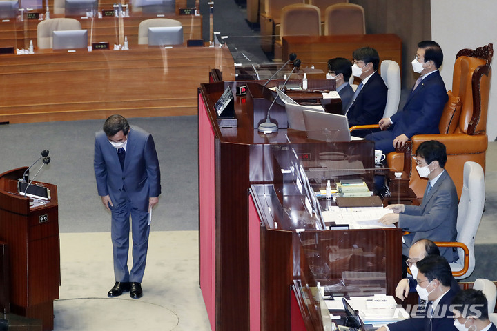 [서울=뉴시스] 최동준 기자 = 이낙연 더불어민주당 의원이 15일 서울 여의도 국회 본회의에서 상정된 사직안 투표에 앞서 인사하고 있다. 2021.09.15. photocdj@newsis.com