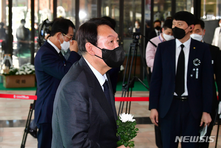 [서울=뉴시스] 국회사진기자단 = 윤석열 국민의힘 경선 후보가 15일 서울 여의도순복음교회 1층 베다니홀에 마련된 고 조용기 원로목사 빈소에서 조문을 하고 있다. 2021.09.15. photo@newsis.com