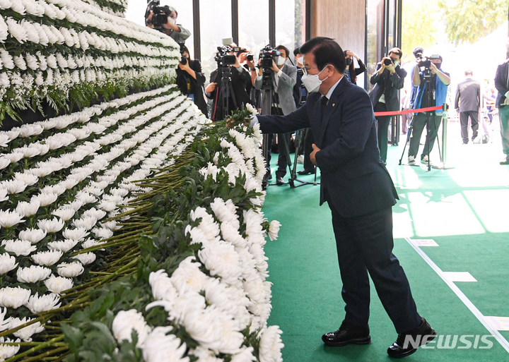 [서울=뉴시스] 국회사진기자단 = 박병석 국회의장이 15일 서울 여의도순복음교회 대성전 1층 베다니홀에 마련된 고 조용기 원로목사의 빈소에서 조문을 하고 있다. 2021.09.15. photo@newsis.com