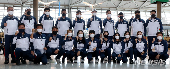 [인천공항=뉴시스] 추상철 기자 = 2021 세계양궁선수권대회에 참가하는 남녀 양궁 대표팀이 15일 오후 인천국제공항에서 출국에 앞서 기념촬영을 하고 있다. 이번 대회는 오는 19일부터 26일까지 미국 양크턴에서 8일간 치러진다. 2021.09.15. scchoo@newsis.com