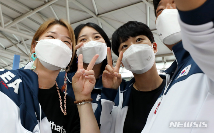 [인천공항=뉴시스] 추상철 기자 = 여자 양궁 대표팀 강채영(왼쪽부터), 장민희, 안산이 15일 오후 인천국제공항에서 2021 세계양궁선수권대회 참가를 위해 출국하기 전 휴대폰 카메라로 기념촬영을 하고 있다. 이번 대회는 오는 19일부터 26일까지 미국 양크턴에서 8일간 치러진다.2021.09.15. scchoo@newsis.com