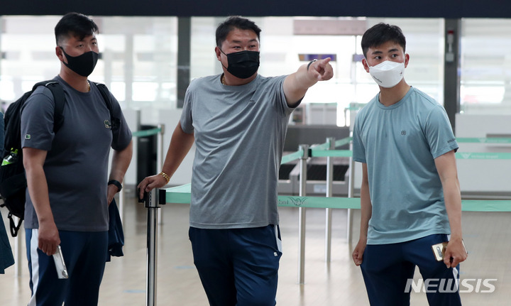 [인천공항=뉴시스] 추상철 기자 = 남자 양궁 대표팀 김우진(왼쪽부터), 오진혁, 김제덕이 15일 오후 인천국제공항에서 2021 세계양궁선수권대회 참가를 위해 출국하기 전 대화를 나누고 있다. 이번 대회는 오는 19일부터 26일까지 미국 양크턴에서 8일간 치러진다.2021.09.15. scchoo@newsis.com