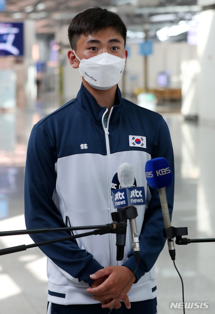 [인천공항=뉴시스] 추상철 기자 = 양궁 대표팀 김제덕이 15일 오후 인천국제공항에서 2021 세계양궁선수권대회 참가를 위해 출국하기 전 인터뷰를 하고 있다. 이번 대회는 오는 19일부터 26일까지 미국 양크턴에서 8일간 치러진다.2021.09.15. scchoo@newsis.com