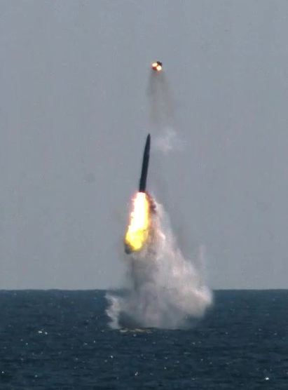 [서울=뉴시스] 조수정 기자 = 우리나라가 독자개발한 잠수함발사탄도미사일(SLBM·Submarine-Launched Ballistic Missile)의 최종 시험 발사에 성공했다고 국방과학연구소가 15일 밝혔다. 사진은 15일 오후 우리 군이 독자설계하고 건조한 최초 3000t급 잠수함인 도산안창호함에 탑재돼 수중에서 발사되고 있는 SLBM. 우리나라는 세계 7번째 SLBM 보유국이 됐다. (국방과학연구소 제공 영상 캡처) 2021.09.15. photo@newsis.com *재판매 및 DB 금지