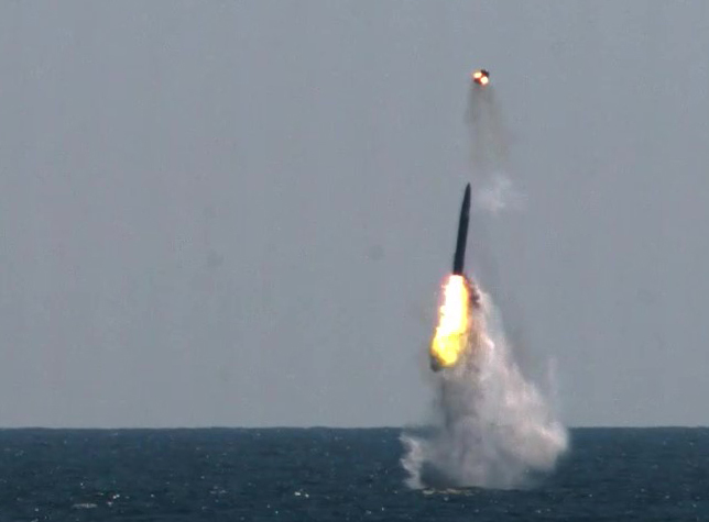 [서울=뉴시스] 조수정 기자 = 우리나라가 독자개발한 잠수함발사탄도미사일(SLBM·Submarine-Launched Ballistic Missile)의 최종 시험 발사에 성공했다고 국방과학연구소가 15일 밝혔다. 사진은 15일 오후 우리 군이 독자설계하고 건조한 최초 3000t급 잠수함인 도산안창호함에 탑재돼 수중에서 발사되고 있는 SLBM. 우리나라는 세계 7번째 SLBM 보유국이 됐다. (국방과학연구소 제공 영상 캡처) 2021.09.15. photo@newsis.com *재판매 및 DB 금지