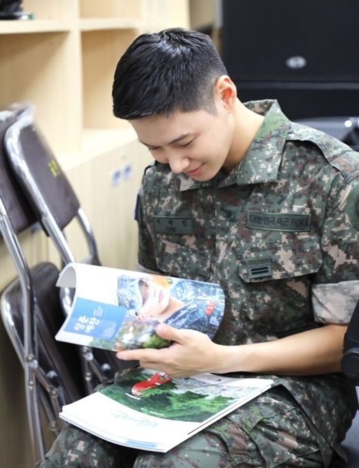 [서울=뉴시스] 육군 군악병으로 복무 중인 샤이니 태민. (사진=병무청 공식블로그 제공).2021.09.16.photo@newsis.com