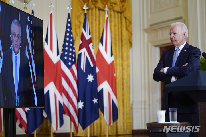 [워싱턴=AP/뉴시스] 조 바이든 미국 대통령이 백악관에서 호주, 영국 총리와 화상회의를 하고 있다. 2021.09.16.