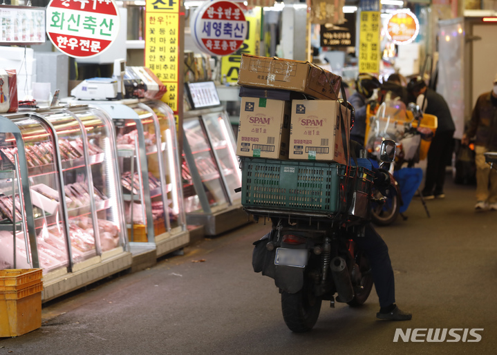 [서울=뉴시스] 고승민 기자 = 서울 마장동 축산물시장에서 배달원이 상품을 운송하고 있다. 2021.09.16. kkssmm99@newsis.com