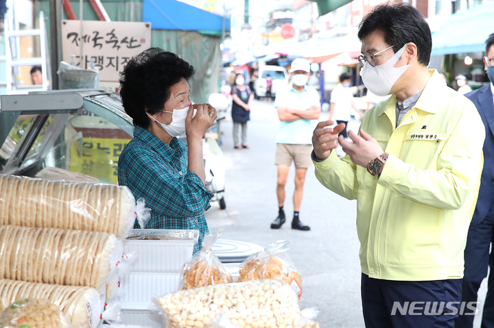 [서울=뉴시스]용답동 시장가를 찾은 정원오 성동구청장. 2021.09.19 (사진 = 성동구 제공) photo@newsis.com