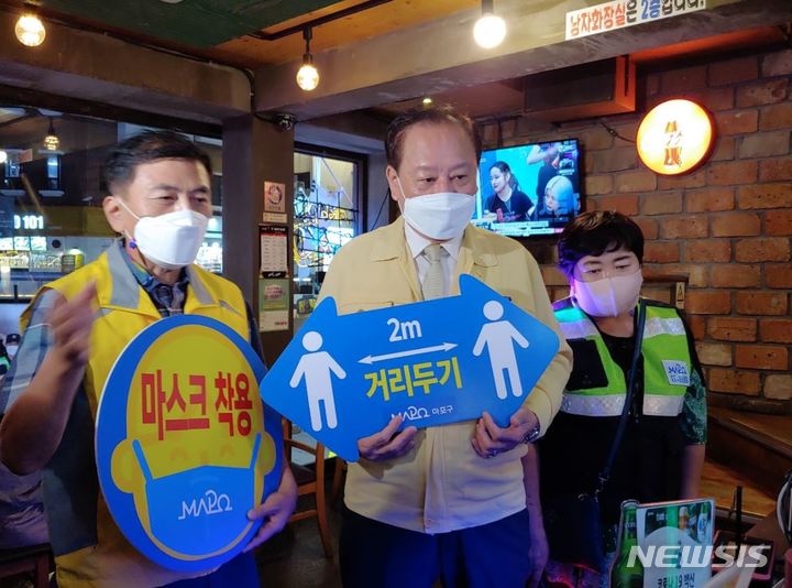 [서울=뉴시스]유동균 마포구청장이 홍대 인근 상점에서 방역수칙을 안내하고 있다. 2021.09.18 (사진 = 마포구 제공) photo@newsis.com