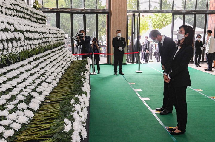 [서울=뉴시스] 노소영 아트센터 나비 관장(오른쪽)과 노재헌 동아시아문화센터 이사장이 17일 서울 여의도순복음교회 대성전 1층 베다니홀에 마련된 고 조용기 원로목사의 빈소에서 조문을 하고 있다. (사진=국민일보 제공) 2021.09.17. photo@newsis.com *재판매 및 DB 금지