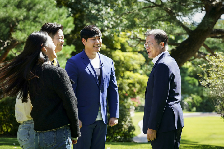 [서울=뉴시스] 문재인 대통령이 지난 14일 청와대 상춘재에서 제2회 청년의 날 기념 대담을 하고 있다. 대담 영상은 제2회 청년의 날인 18일에 청와대 유튜브 등을 통해 공개될 예정이다. (사진=청와대 제공) 2021.09.17. photo@newsis.com *재판매 및 DB 금지