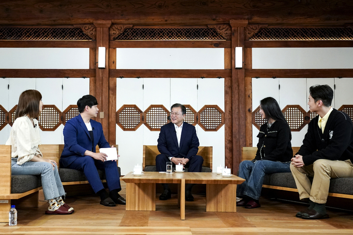 [서울=뉴시스] 문재인 대통령이 지난 14일 청와대 상춘재에서 배성재 아나운서, 윤태진 아나운서,브레이브걸스의 리드보컬 민영,랩퍼 한해와 제2회 청년의 날 기념 대담을 하고 있다. 대담 영상은 제2회 청년의 날인 18일에 청와대 유튜브 등을 통해 공개될 예정이다. (사진=청와대 제공) 2021.09.17. photo@newsis.com *재판매 및 DB 금지