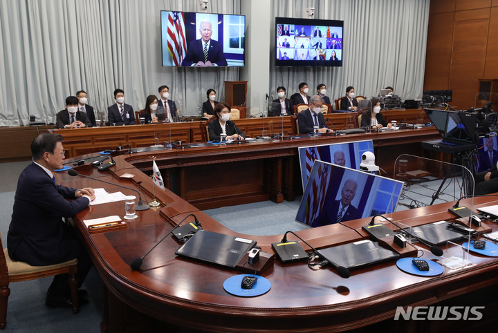 [서울=뉴시스] 전진환 기자 = 문재인 대통령이 17일 오후 청와대 여민관 영상회의실에서 화상으로 열린 '에너지 및 기후에 관한 주요 경제국 포럼(Major Economies Forum on Energy and Climate, MEF)'에 참석해 조 바이든 미국 대통령의 개회사를 듣고 있다. 2021.09.17. amin2@newsis.com