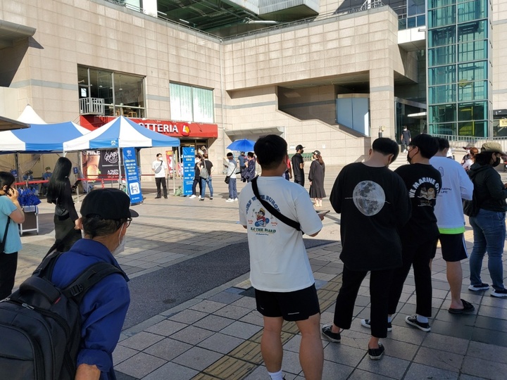 [수원=뉴시스] 이병희 기자 = 추석연휴 첫날인 18일 경기 수원시 수원역 앞 코로나19 임시선별검사소에 검사를 받기 위해 나온 시민들이 줄을 길게 서고 있다. 2021.09.18. iambh@newsis.com *재판매 및 DB 금지