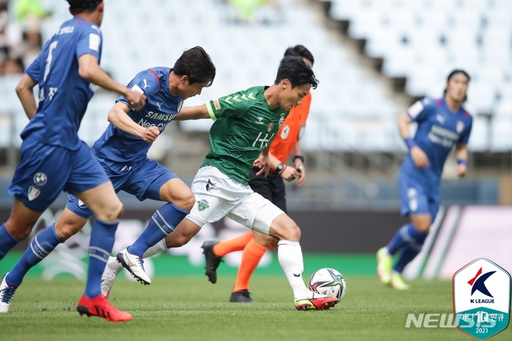 [서울=뉴시스] 전북 백승호가 드리블을 시도하고 있다. (사진=프로축구연맹 제공)